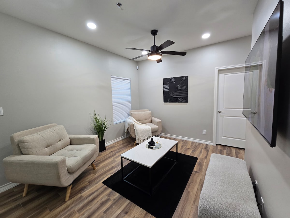 Living room · Photo 2 of 40