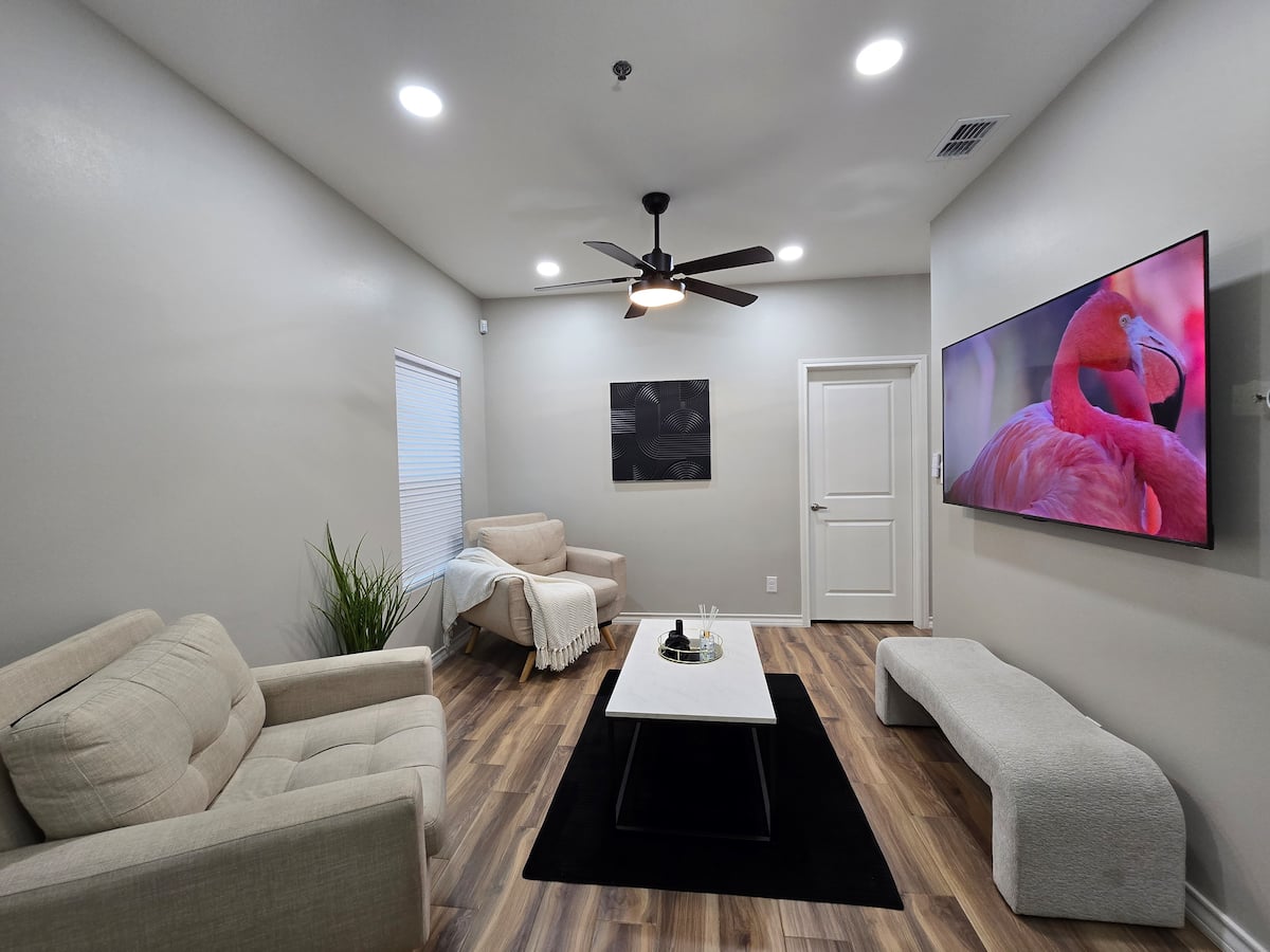Living room · Photo 3 of 40