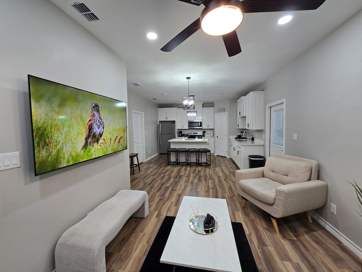 Living room · Photo 4 of 40