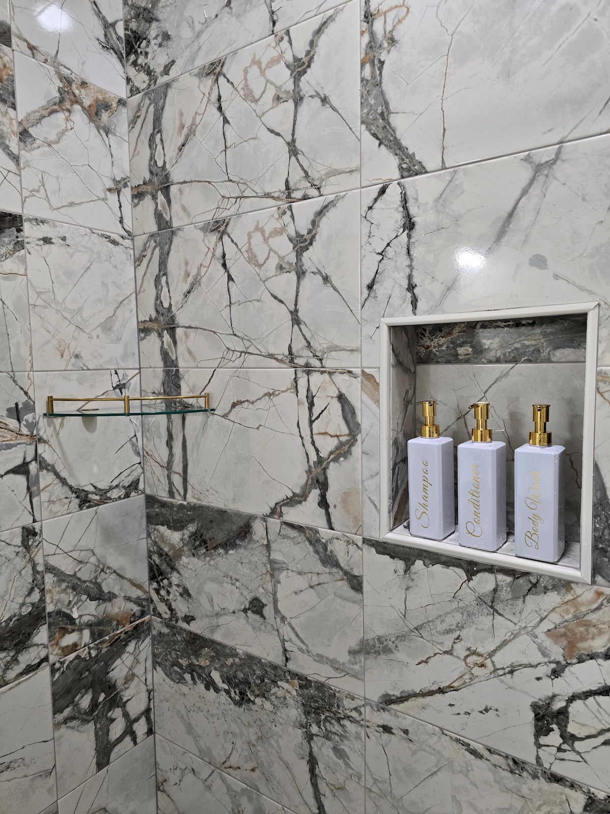 Full bathroom 1 · Photo 32 of 40
