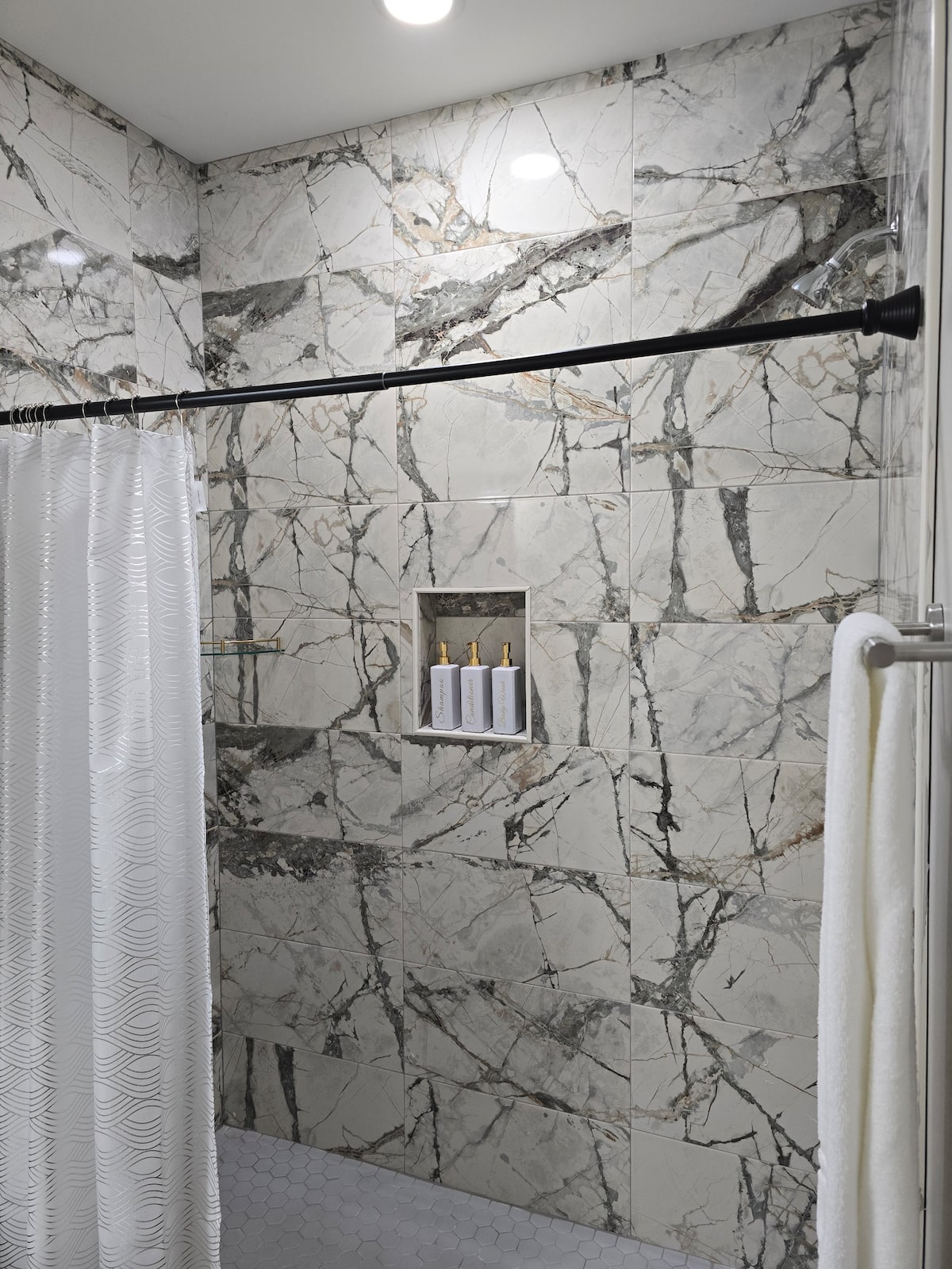 Full bathroom 1 · Photo 33 of 40