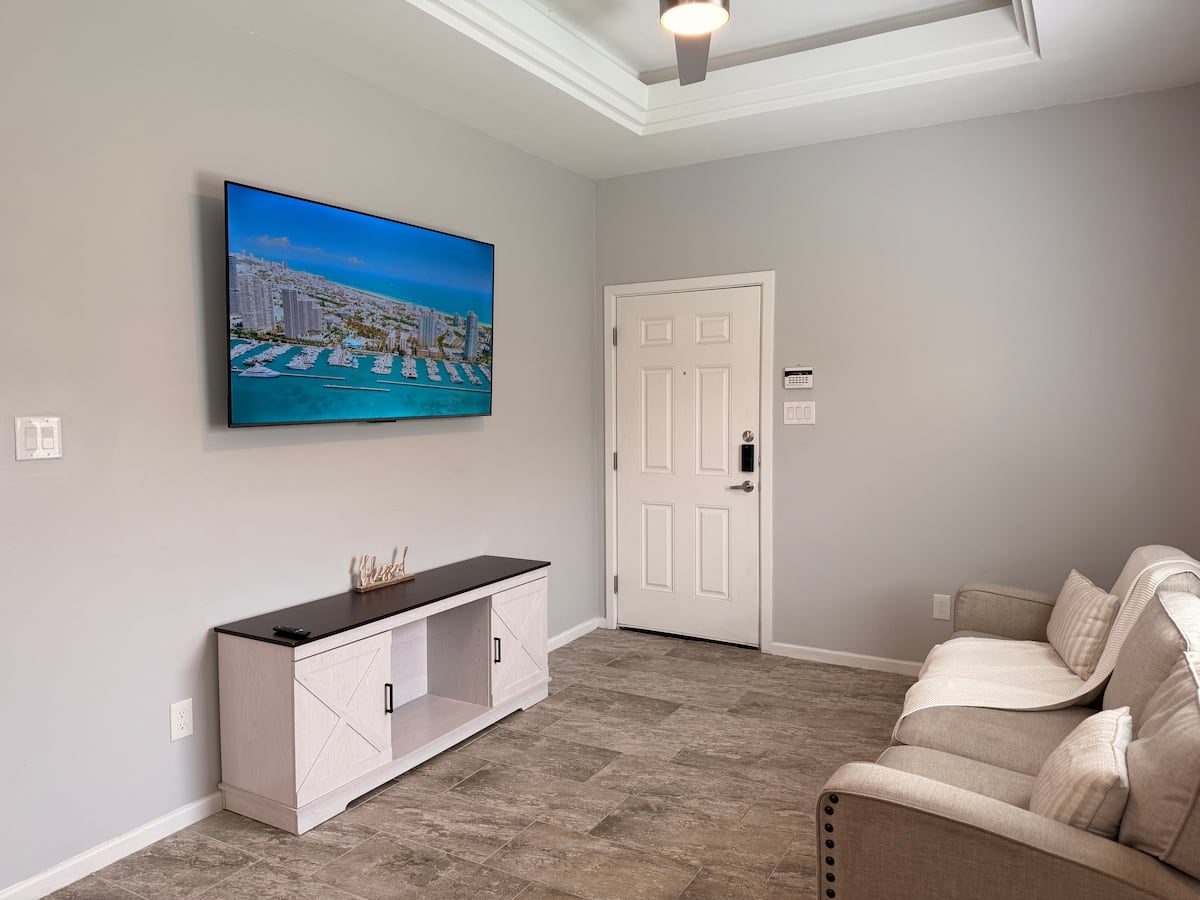 Gated Condo | 435Mbps Wi-Fi + King Bed
