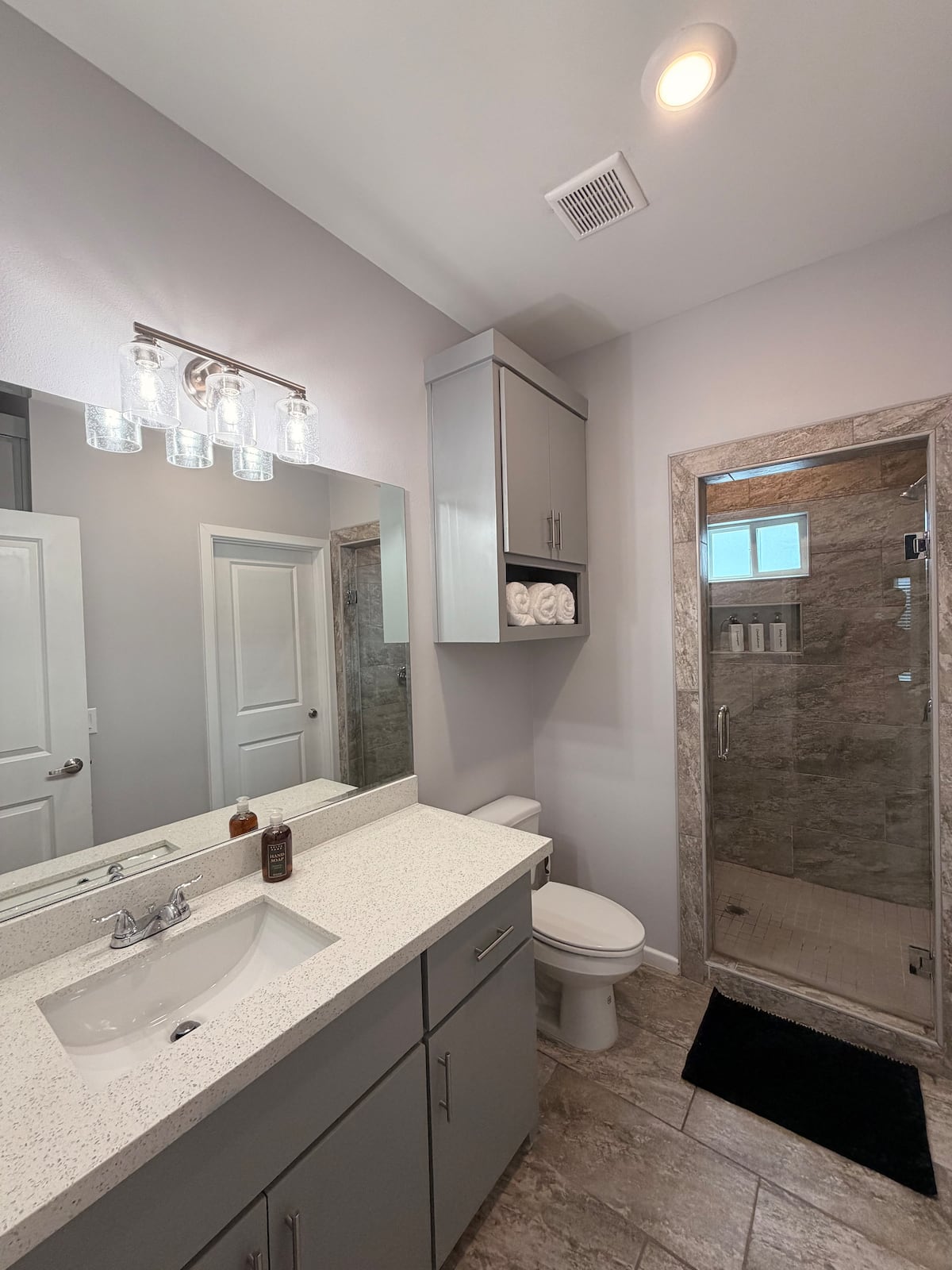 Full bathroom 1 · Photo 6 of 14