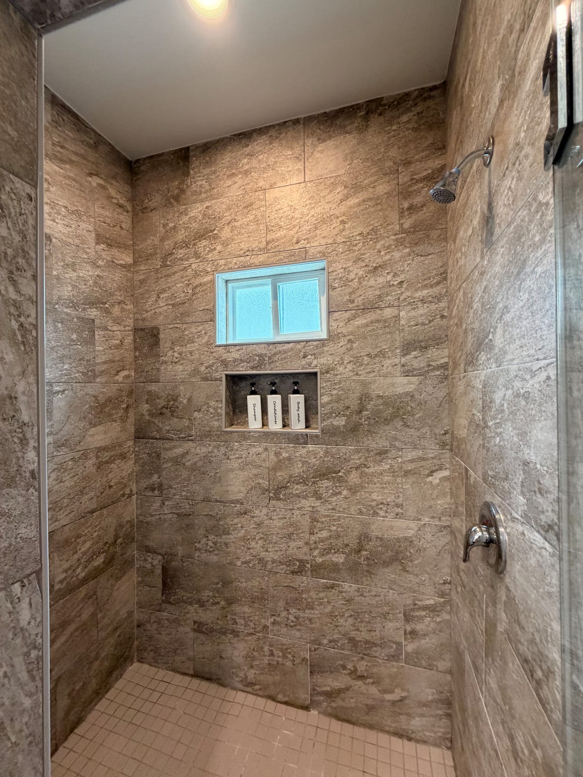 Full bathroom 1 · Photo 7 of 14