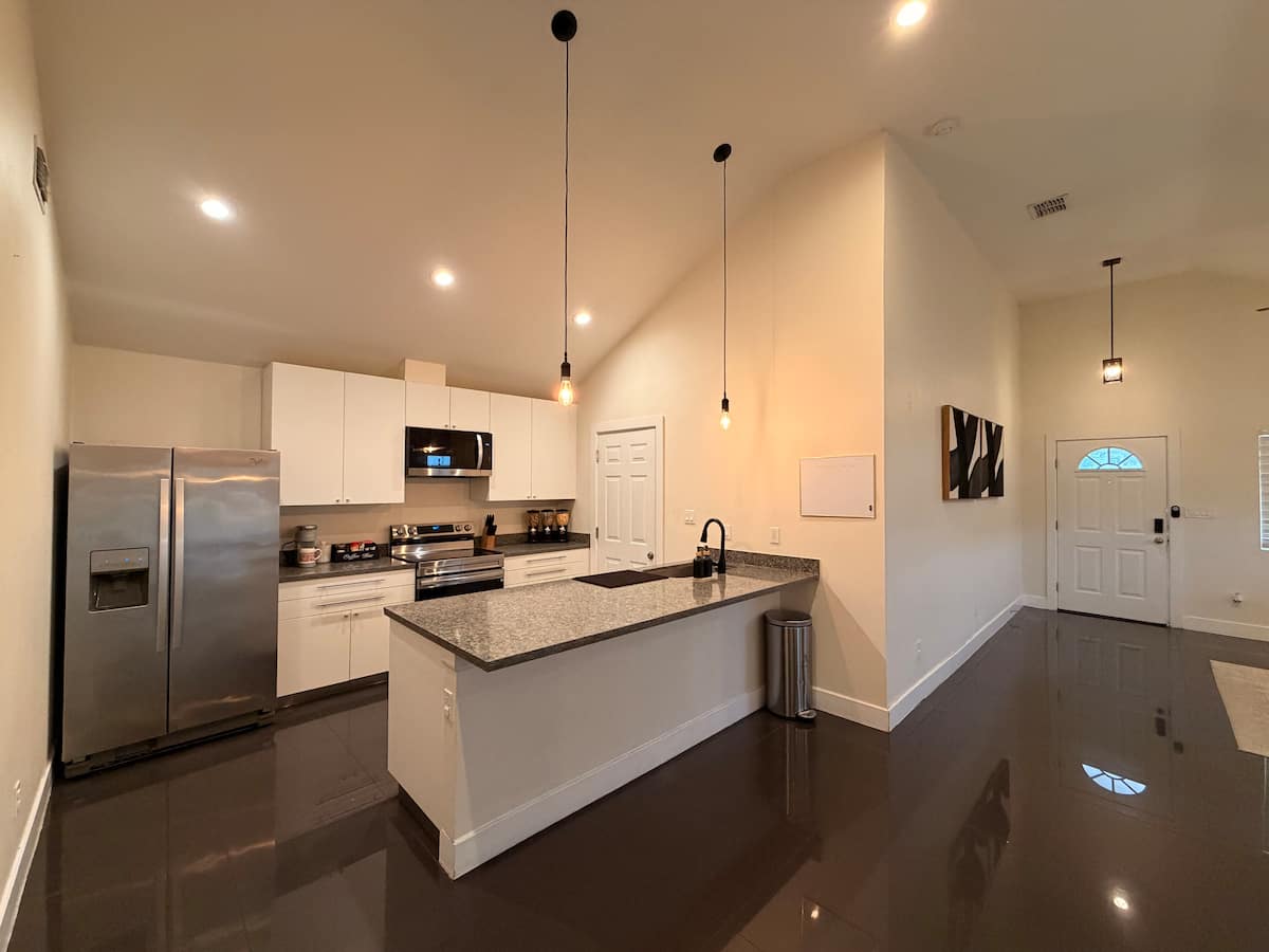 Full kitchen · Photo 7 of 17