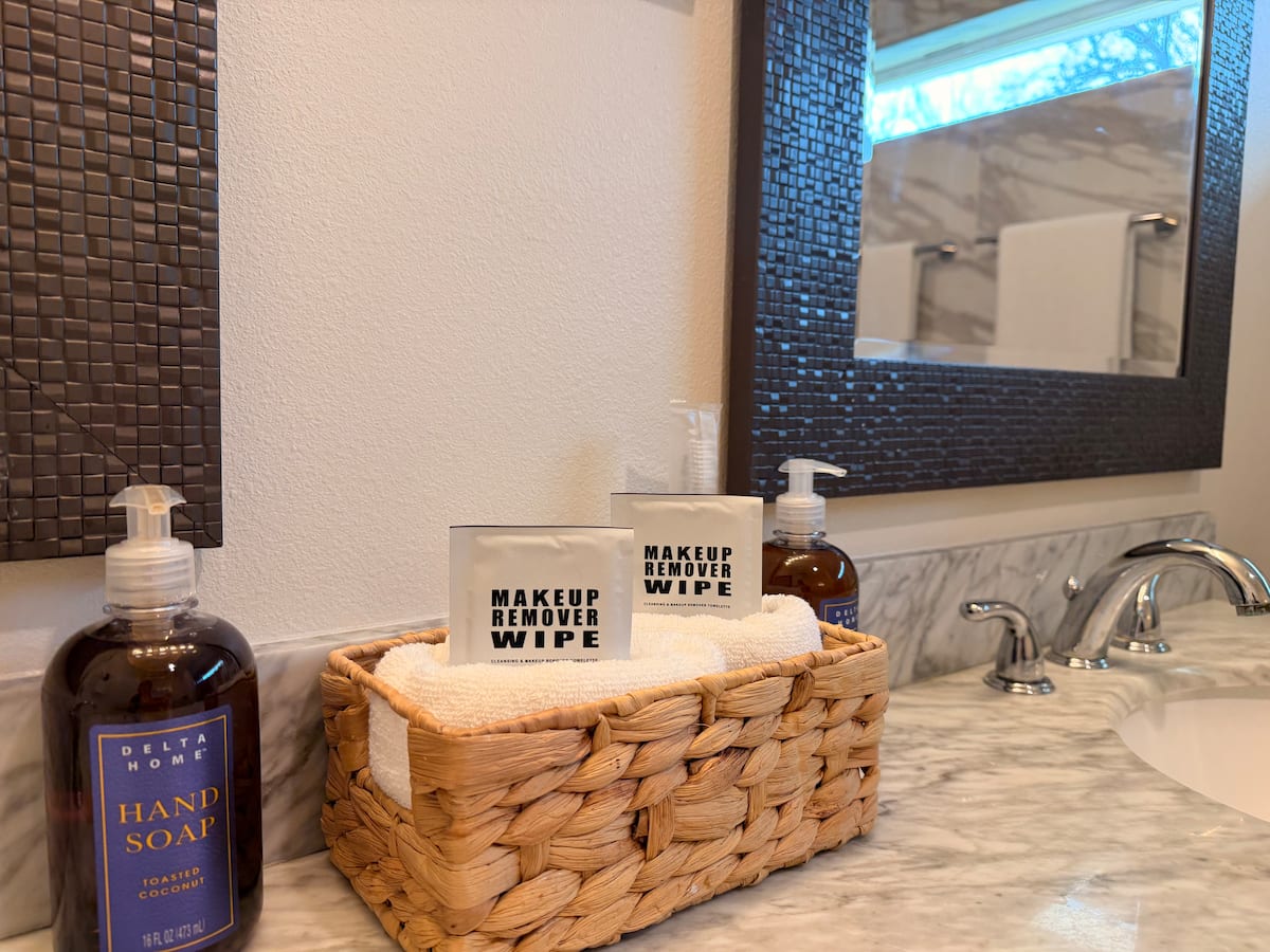 Full bathroom · Photo 13 of 17