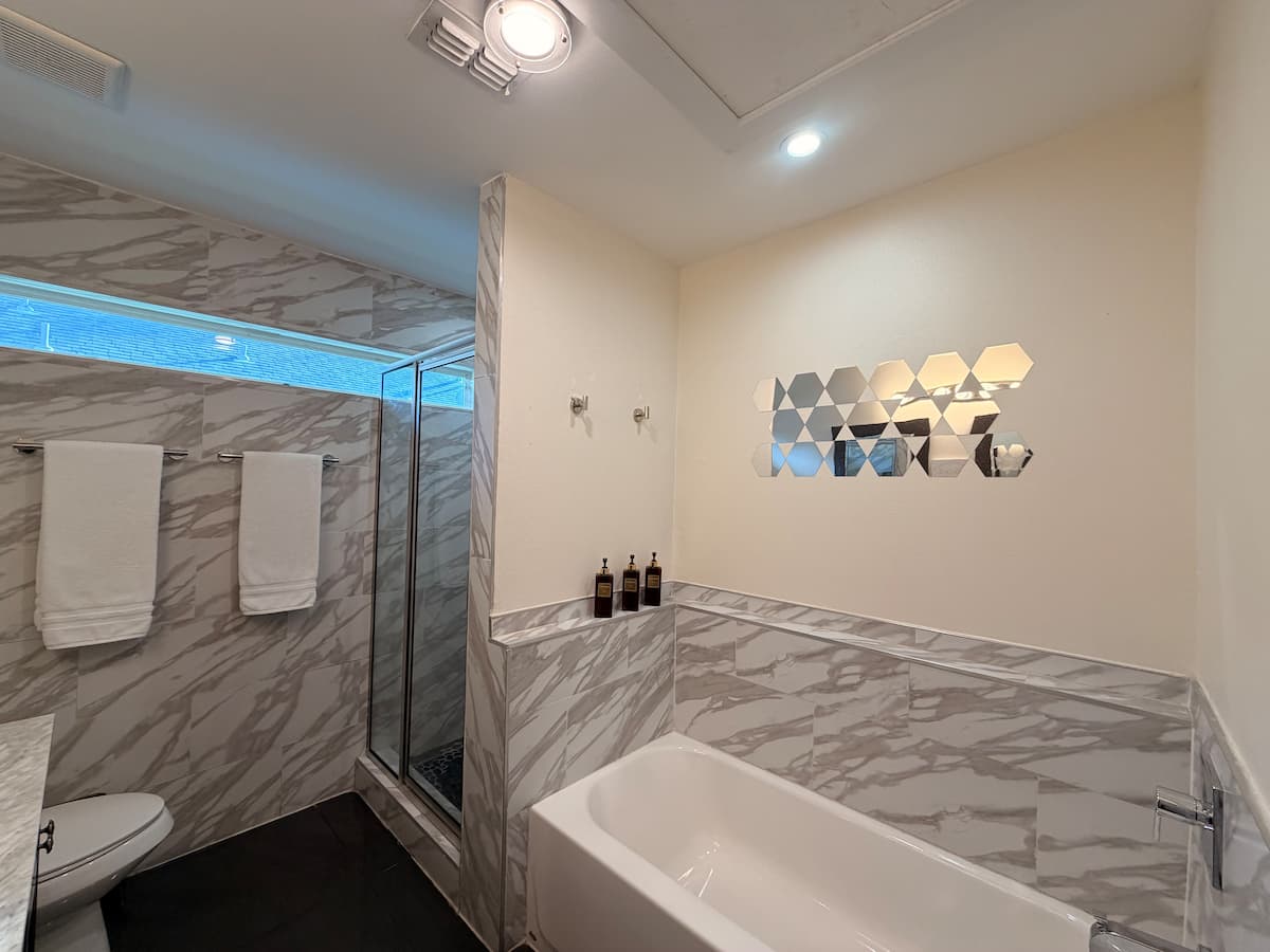 Full bathroom · Photo 14 of 17