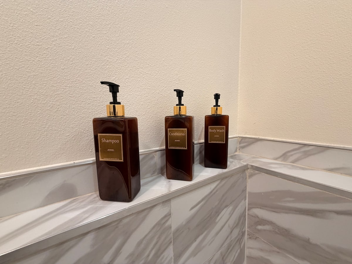 Full bathroom · Photo 16 of 17