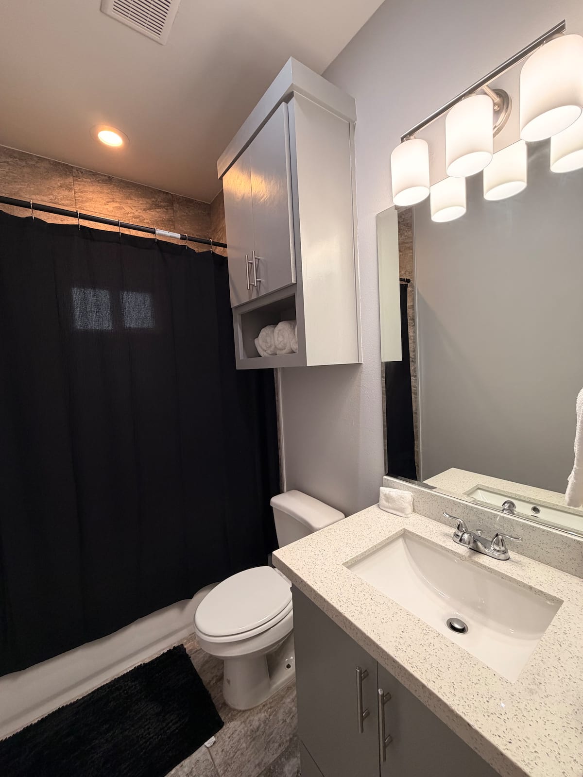 Full bathroom 1 · Photo 8 of 13