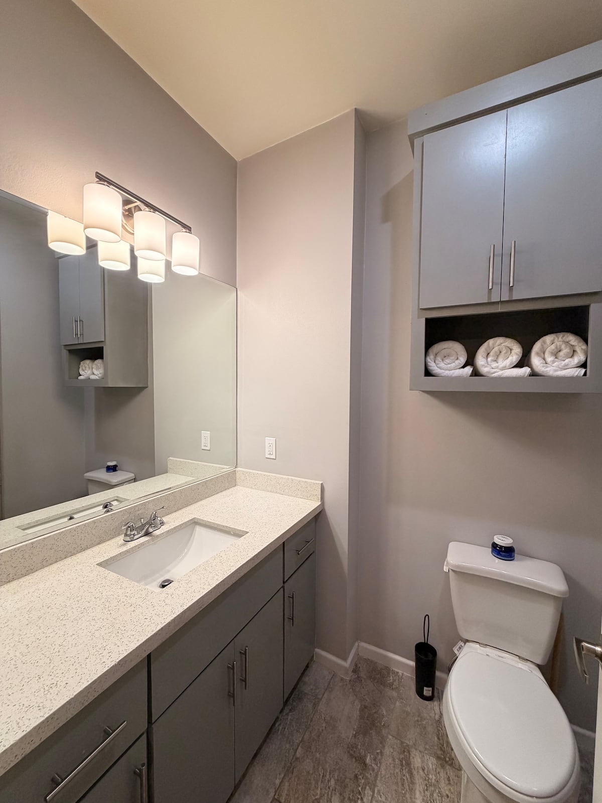 Full bathroom 2 · Photo 9 of 13
