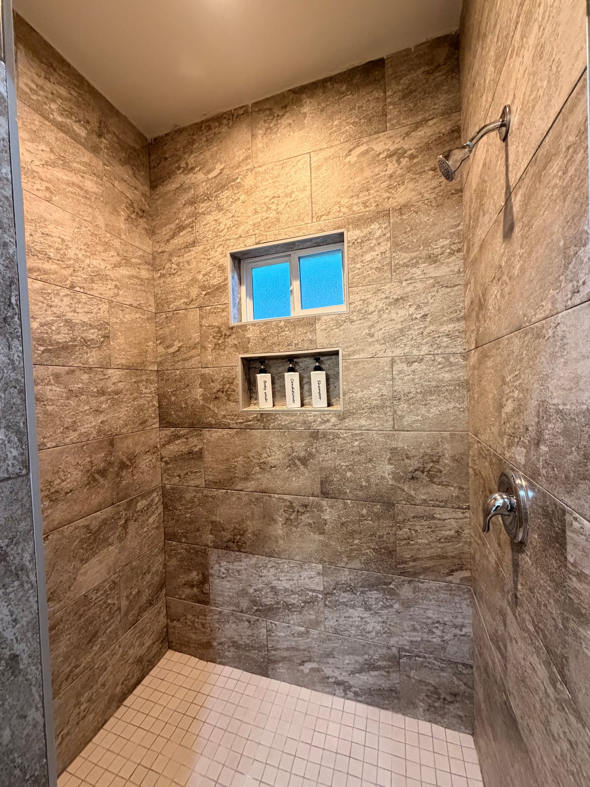 Full bathroom 2 · Photo 11 of 13