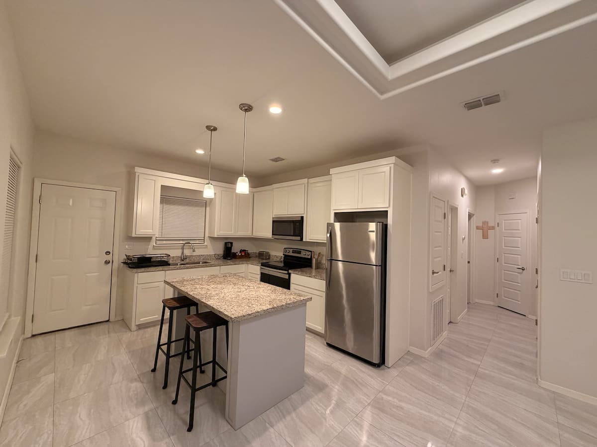 Full kitchen · Photo 3 of 12