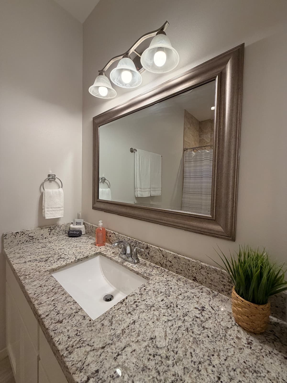Full bathroom 1 · Photo 8 of 12