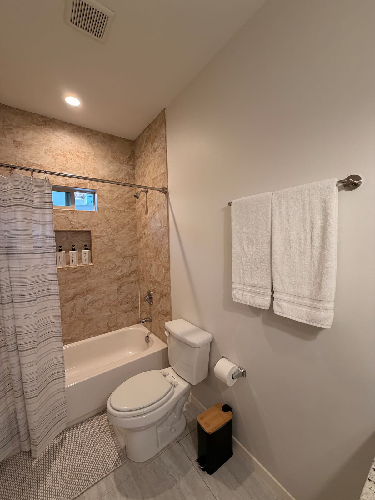 Full bathroom 1 · Photo 9 of 12