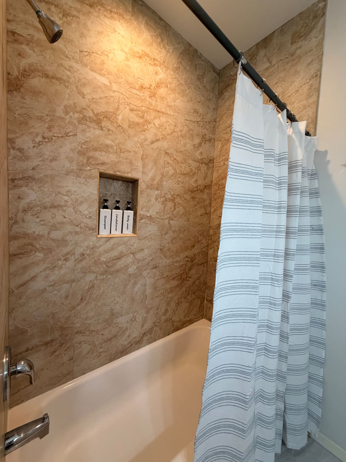 Full bathroom 2 · Photo 10 of 12
