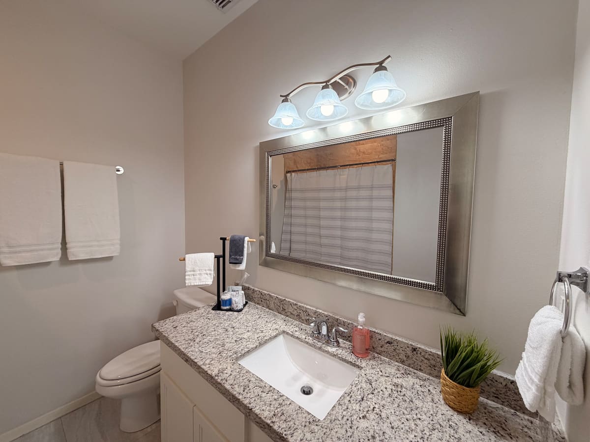 Full bathroom 2 · Photo 11 of 12
